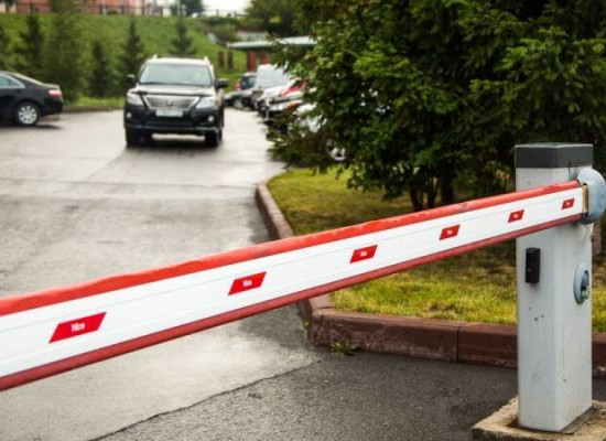 Законна ли установка шлагбаума во дворе многоквартирного дома?
